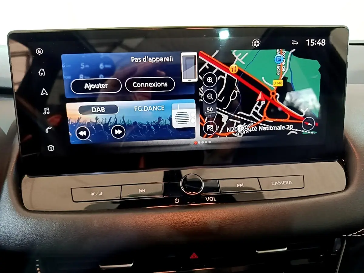 Écran tactile central du tableau de bord du Nissan Qashqai e-Power 2023 affichant navigation et radio DAB.