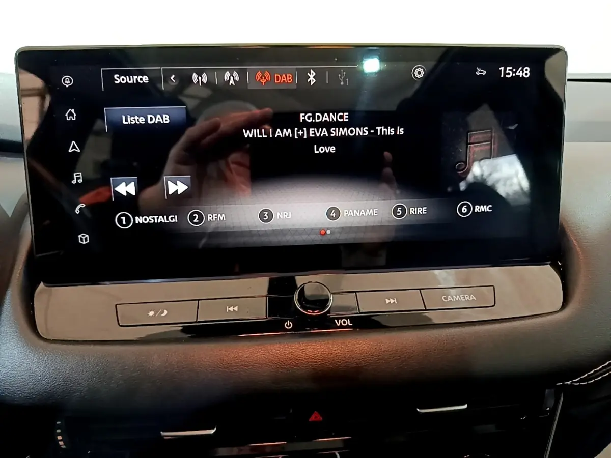 Écran tactile central du tableau de bord du Nissan Qashqai e-Power 190 N-Connecta noir, affichage radio DAB.