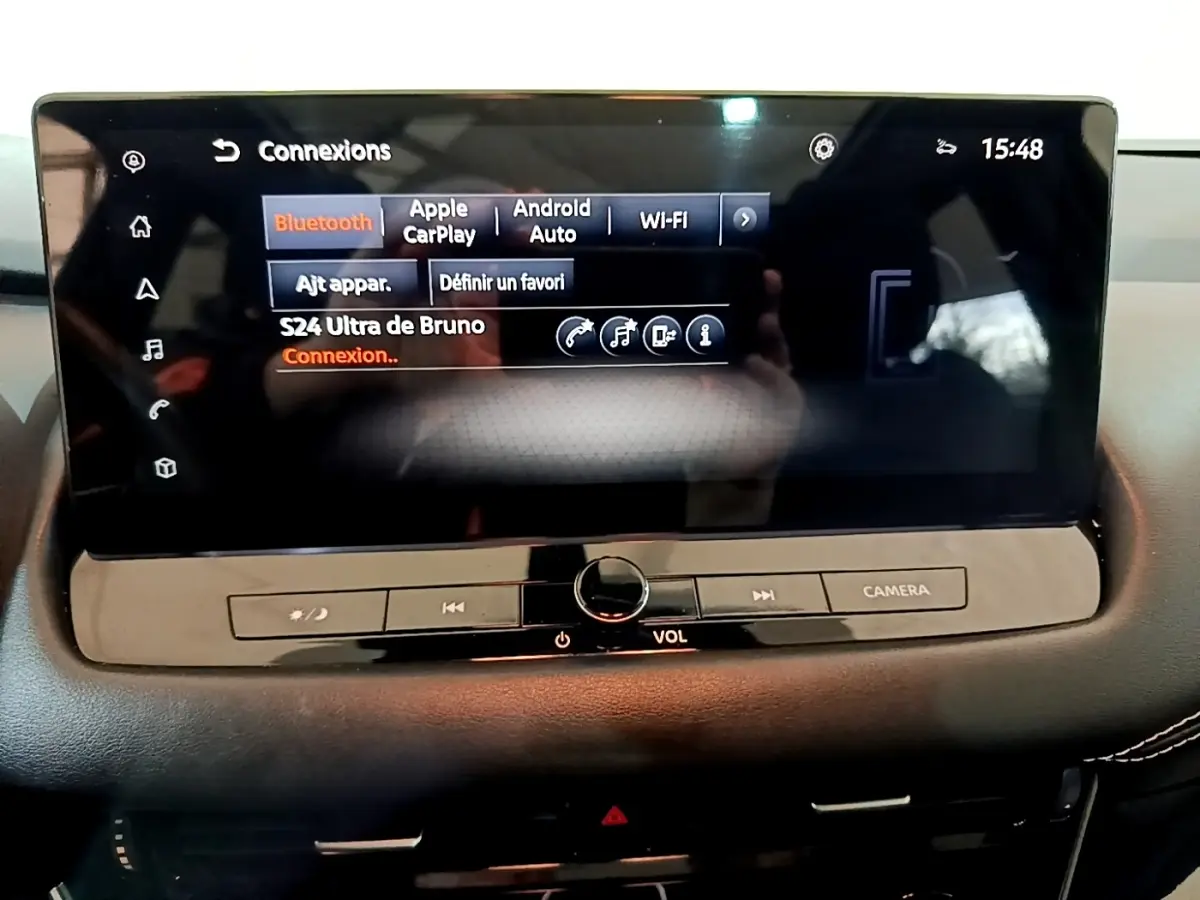 Écran tactile central du tableau de bord du Nissan Qashqai e-Power 190 N-Connecta, affichage Bluetooth actif.