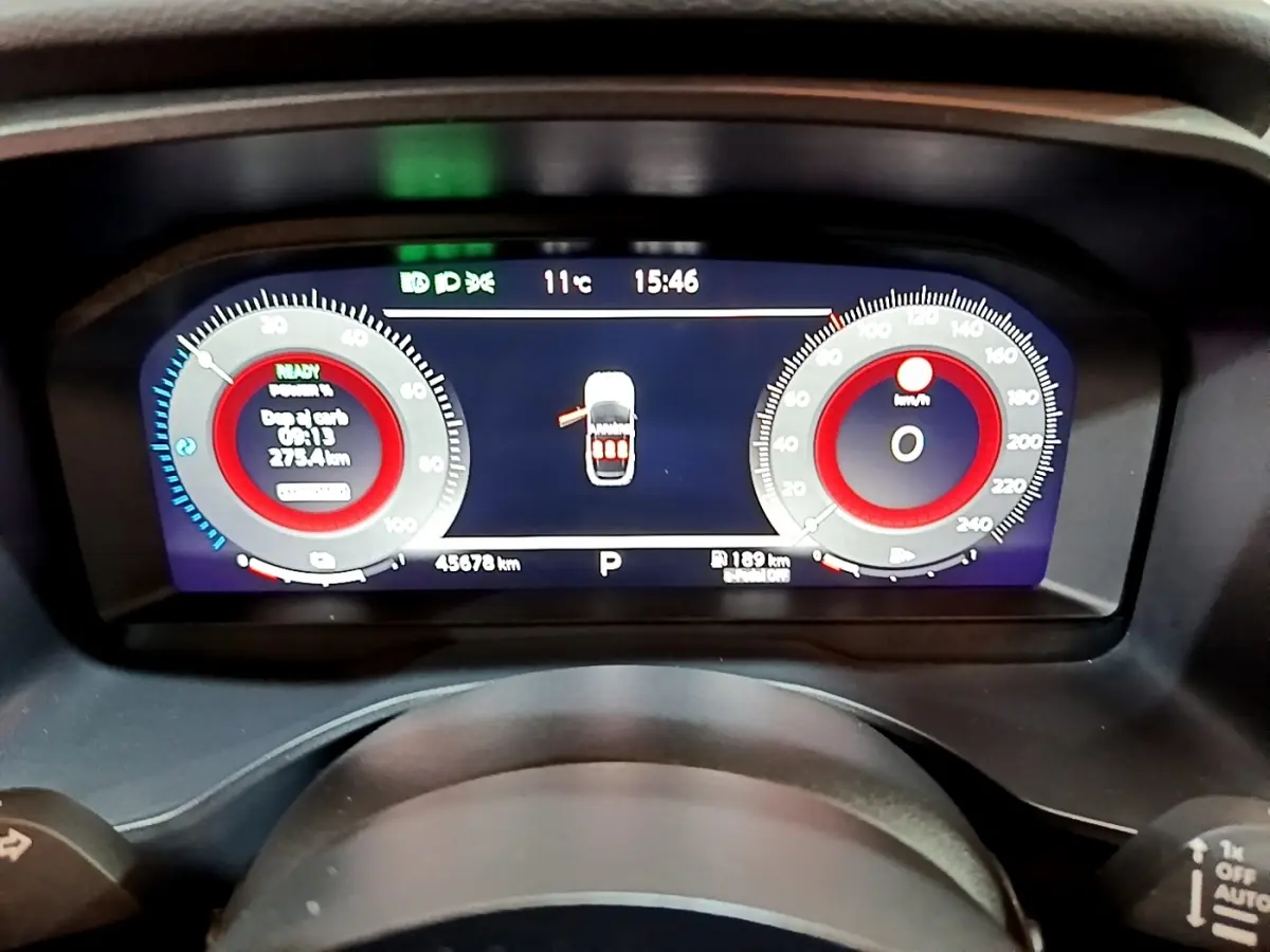 Affichage numérique du combiné d'instruments du Nissan Qashqai e-Power 190 N-Connecta, vue frontale du tableau de bord.