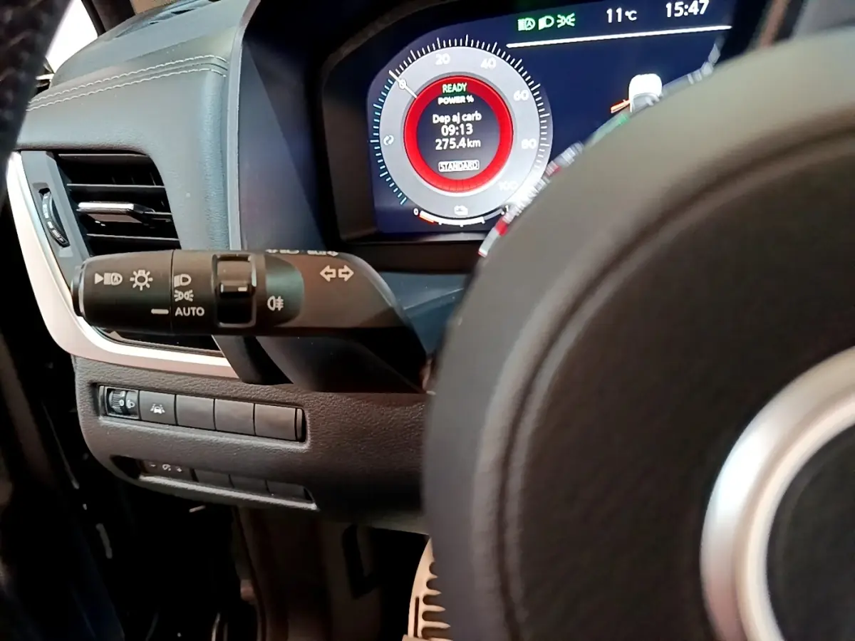 Vue rapprochée du tableau de bord et du volant cuir alu du Nissan Qashqai e-Power 190 N-Connecta 2023, affichage numérique.