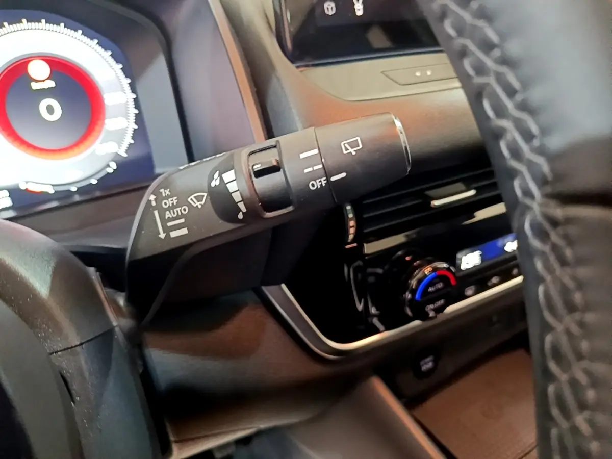 Gros plan sur la commande d’essuie-glace à gauche du volant cuir du Nissan Qashqai e-Power 190 N-Connecta 2023.