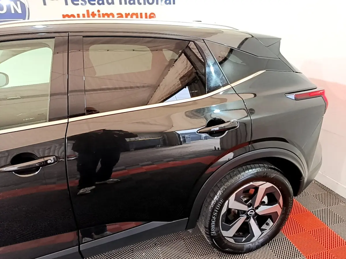 Vue côté droit arrière du Nissan Qashqai e-Power 190 N-Connecta noir avec jantes alliage et poignées de porte visibles.
