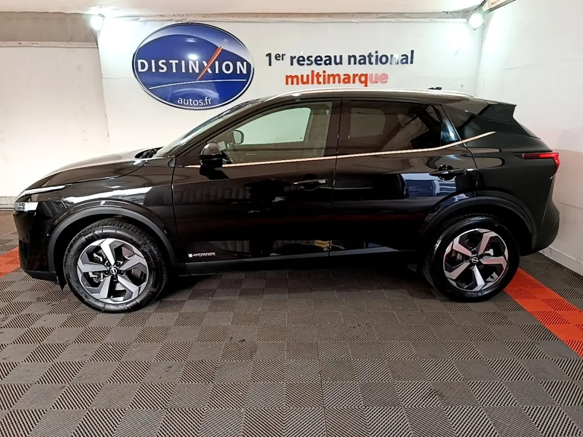 Profil côté gauche du Nissan Qashqai e-Power noir 2023 avec jantes alliage et logo e-Power visible sur la porte.