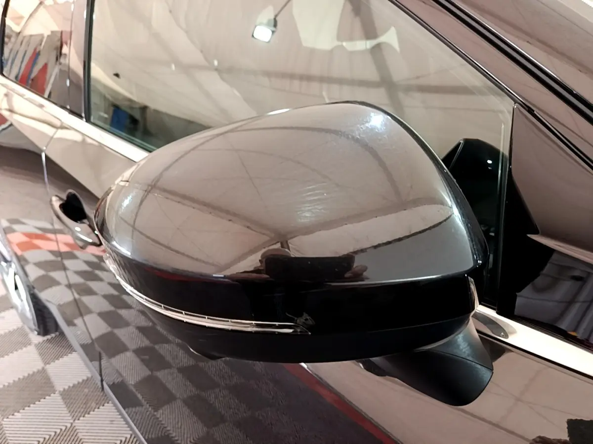 Rétroviseur noir côté gauche du Nissan Qashqai e-Power 190 N-Connecta 2023, vue rapprochée en intérieur.