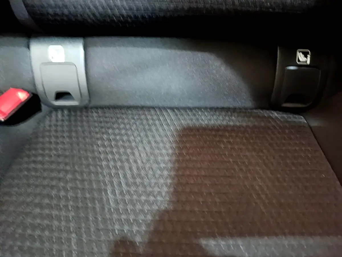 Détail du coffre noir du Nissan Qashqai e-Power 190 N-Connecta 2023 avec ancrages Isofix visibles.
