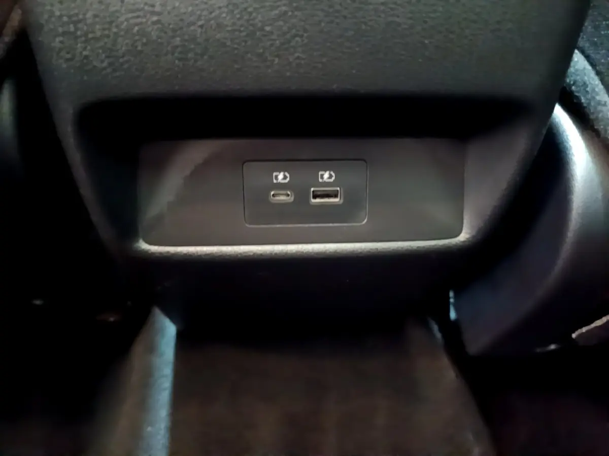 Prise USB-C et USB-A pour recharge arrière dans un Nissan Qashqai e-Power 190 N-Connecta noir, vue intérieure centrée.