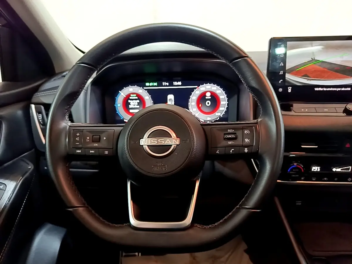 Vue frontale du volant cuir et alu noir du Nissan Qashqai e-Power 2023 avec tableau de bord numérique et écran tactile.