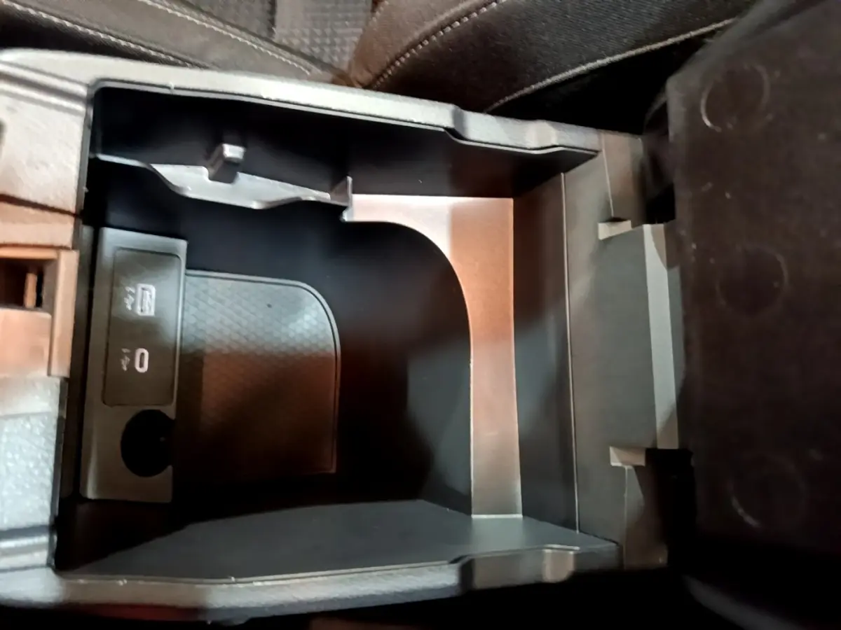 Vue rapprochée de la console centrale noire du Nissan Qashqai e-Power avec prise USB visible.