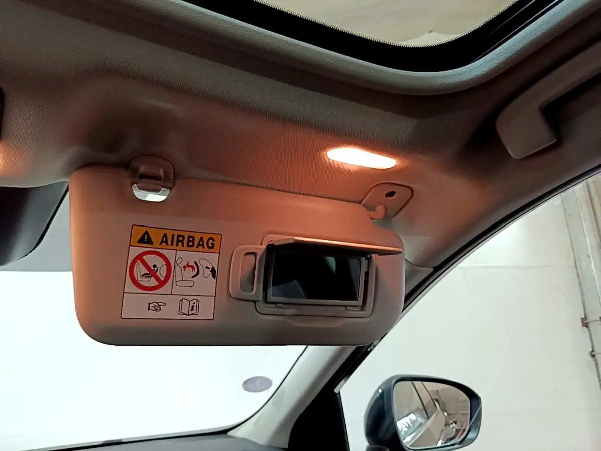 Détail intérieur du pare-soleil côté conducteur avec miroir éclairé du Nissan Qashqai e-Power noir 2023.