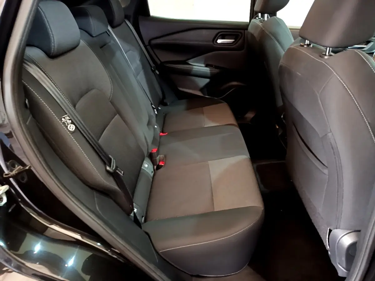 Vue intérieure côté gauche sur la banquette arrière noire du Nissan Qashqai e-Power 190 N-Connecta 2023.