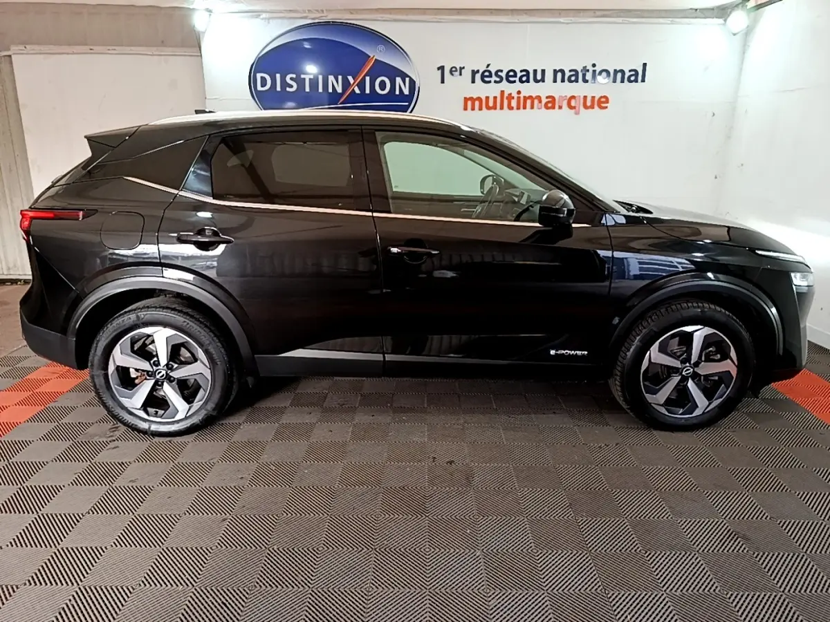 Vue latérale gauche du Nissan Qashqai e-Power 190 N-Connecta noir avec jantes alliage et logo e-Power visible.