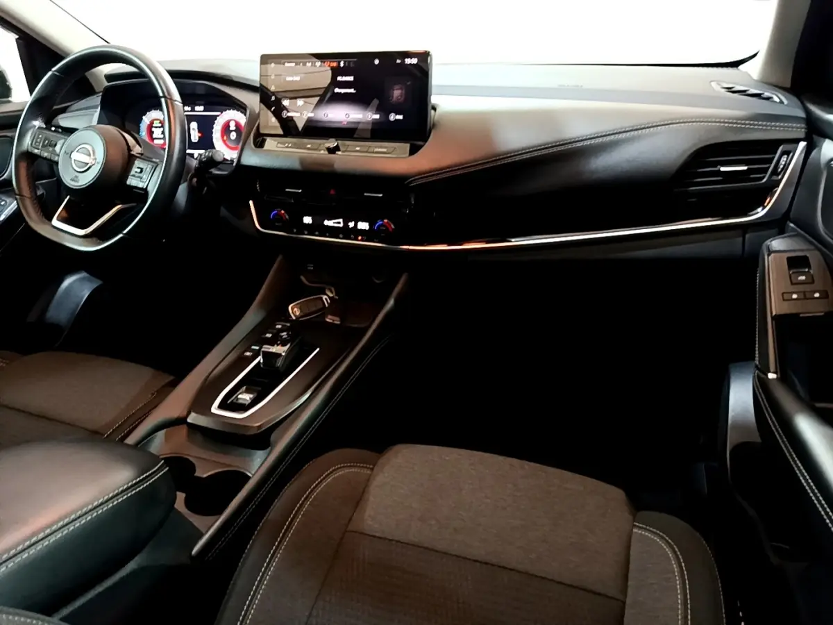 Intérieur noir du Nissan Qashqai e-Power 190 N-Connecta 2023, vue de face sur tableau de bord et volant cuir alu.