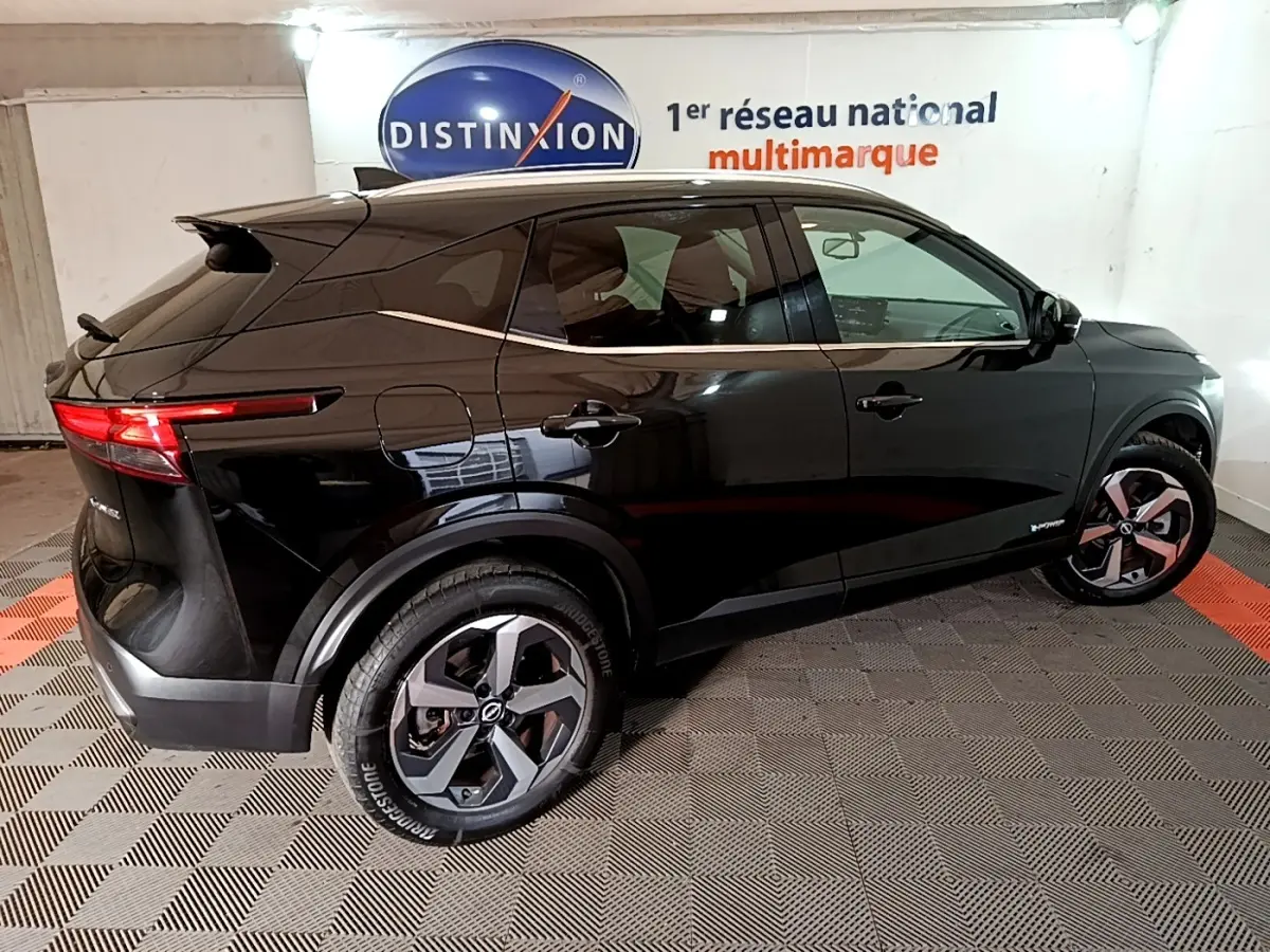 Vue de profil droit du Nissan Qashqai e-Power noir 2023 avec jantes alliage et feux arrière LED allongés.