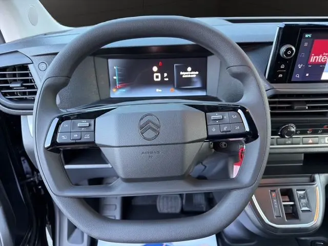 Vue rapprochée du volant noir du Citroën Jumpy 2026 avec commandes intégrées et tableau de bord numérique visible.