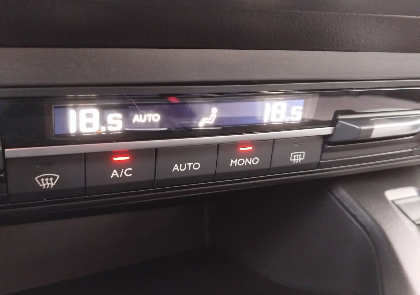 Détail de la commande de climatisation digitale du Citroën Berlingo 2025, affichant 18,5°C en mode automatique.