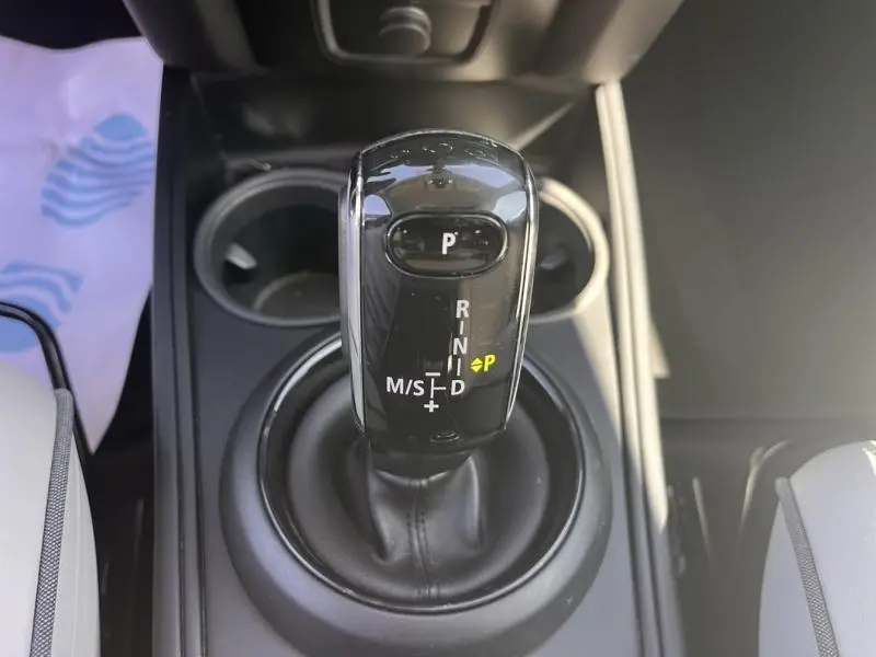 Le levier de vitesse automatique noir brillant de la MINI Countryman Cooper D, vue de dessus centrée.