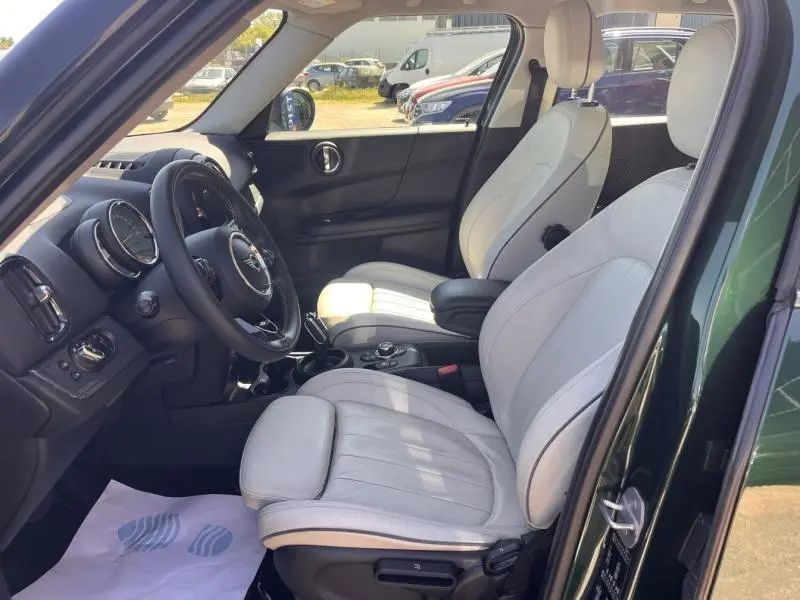 Vue intérieure côté conducteur du MINI Countryman British Racing Green 2018, sièges cuir clair et volant multifonction.