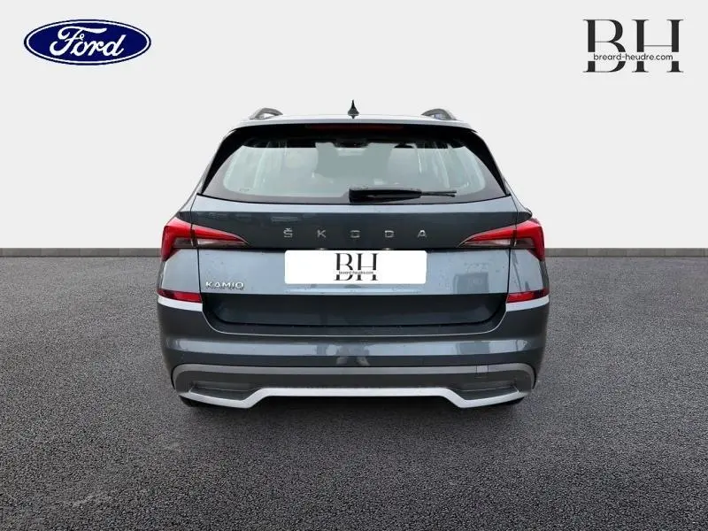 Vue arrière d'un Skoda Kamiq gris météore avec feux LED et logo SKODA visible sur le hayon.