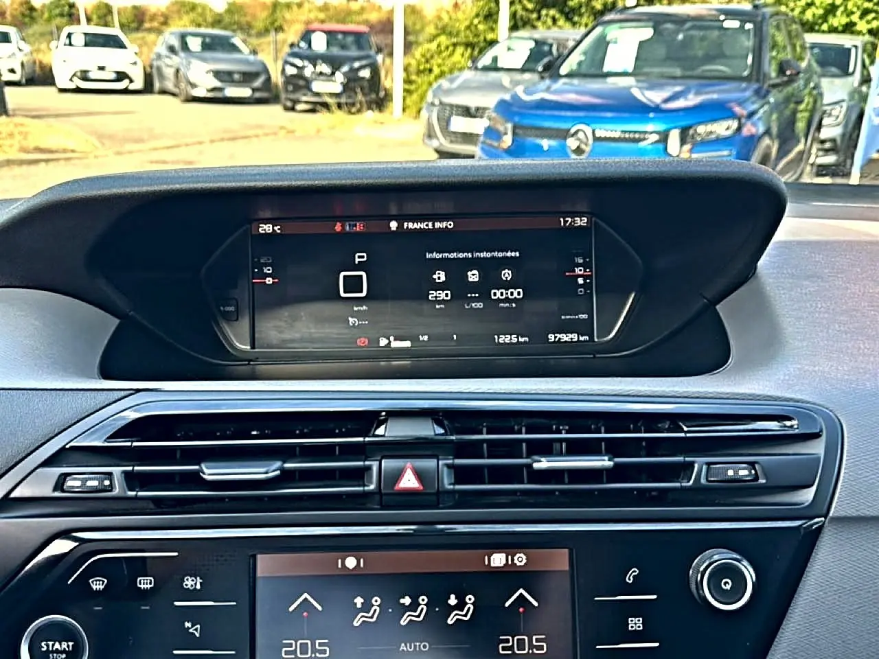 Tableau de bord de Citroën Grand C4 Spacetourer gris alu, affichage numérique central et commandes climatisation.