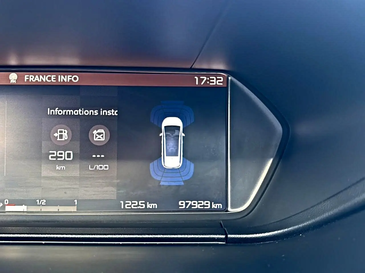 Écran multifonction du tableau de bord du Citroën Grand C4 Spacetourer gris alu, affichant l'autonomie et le kilométrage.
