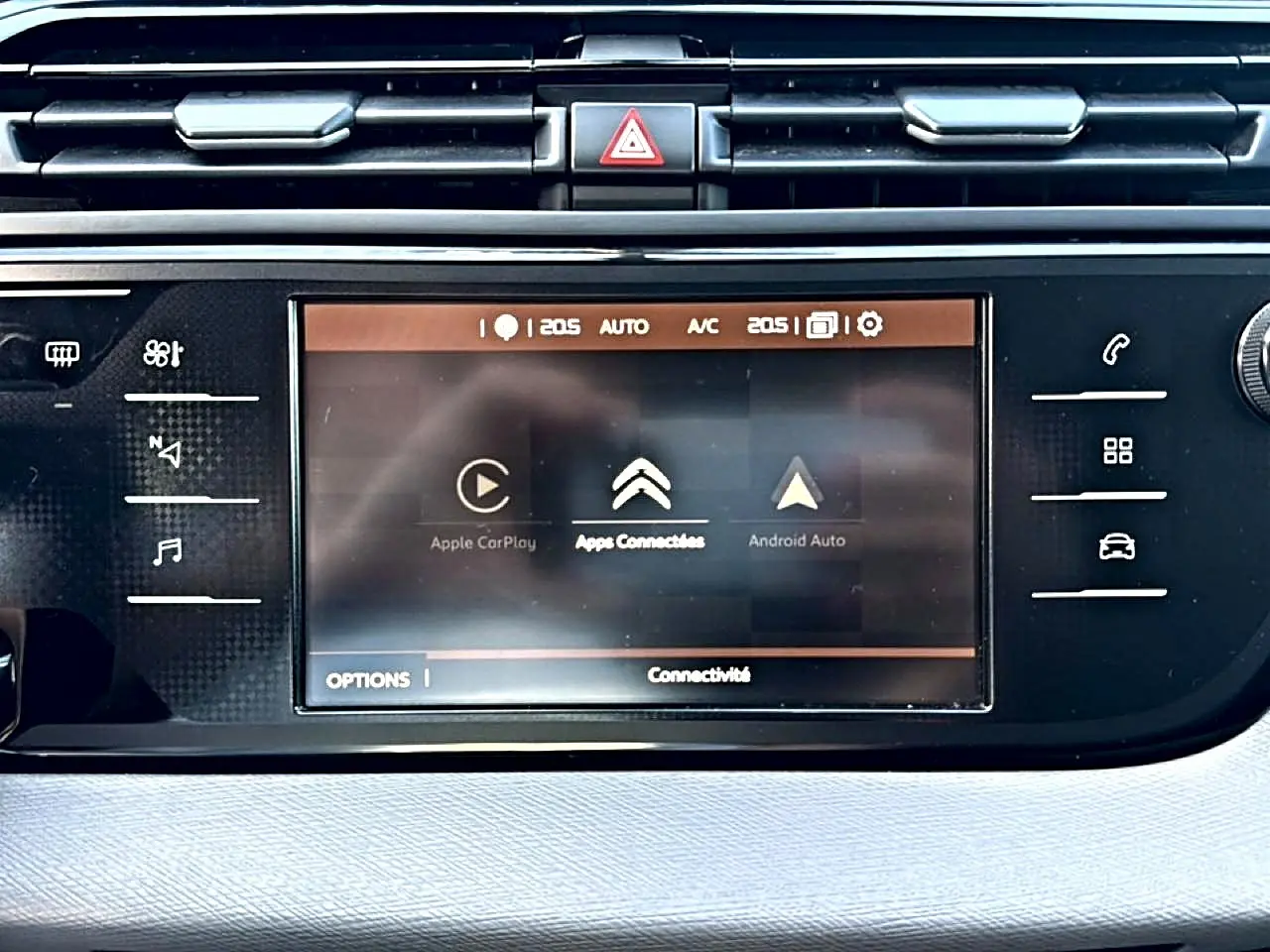 Écran tactile central du tableau de bord du Citroën Grand C4 Spacetourer gris alu, avec commandes connectées visibles.