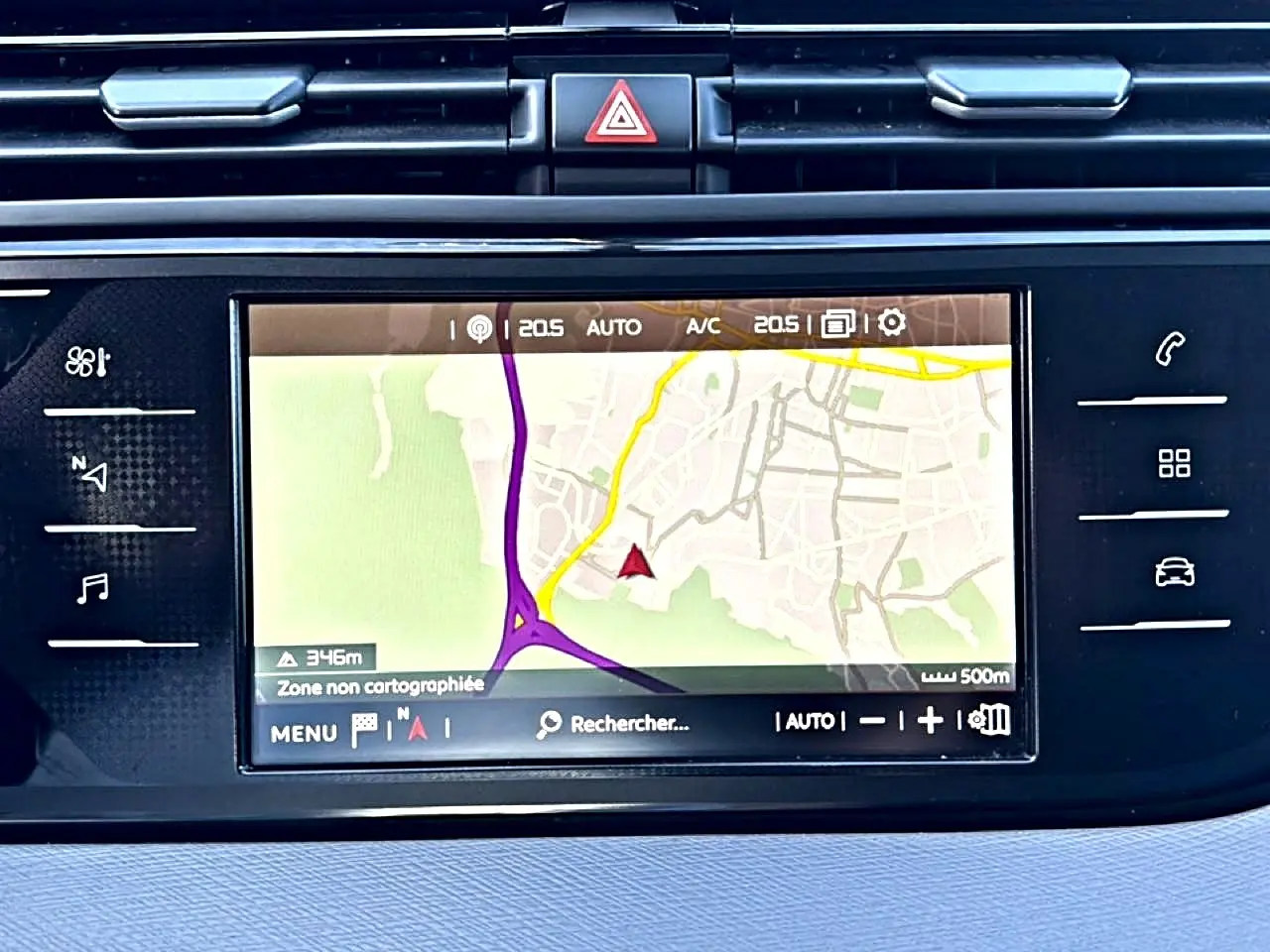Écran tactile central du tableau de bord du Citroën Grand C4 Spacetourer Puretech 130, avec navigation affichée.