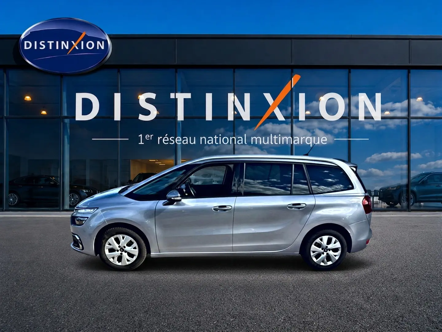 Profil côté gauche d'un Citroën Grand C4 Spacetourer gris alu, avec vitres teintées et jantes alu visibles.