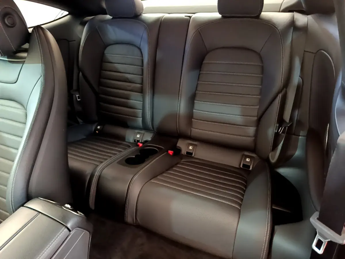 Vue rapprochée des sièges arrière en cuir noir du Mercedes Classe C Coupé C 220 d Fascination 2018.