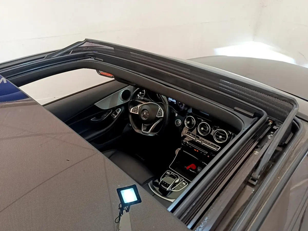 Vue plongeante sur l'intérieur noir d'une Mercedes Classe C Coupé 2018 avec toit ouvrant et tableau de bord moderne.