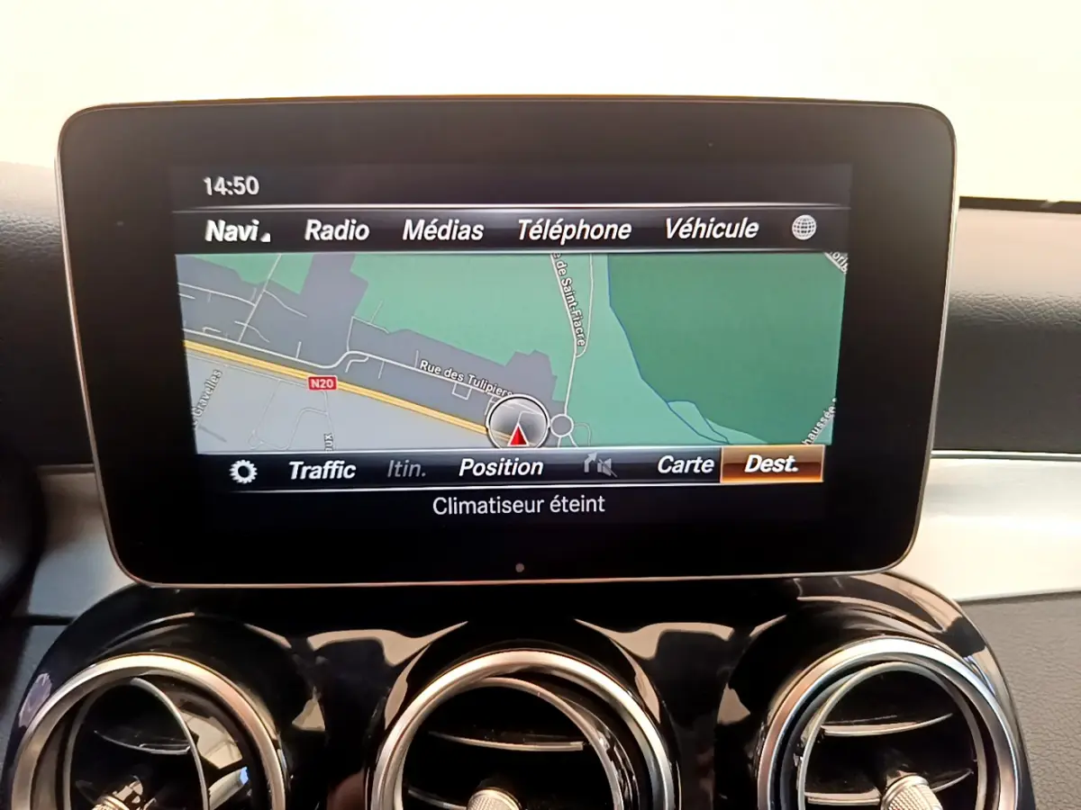 Écran central de navigation de la Mercedes Classe C Coupé noir 2018, vue rapprochée du tableau de bord.