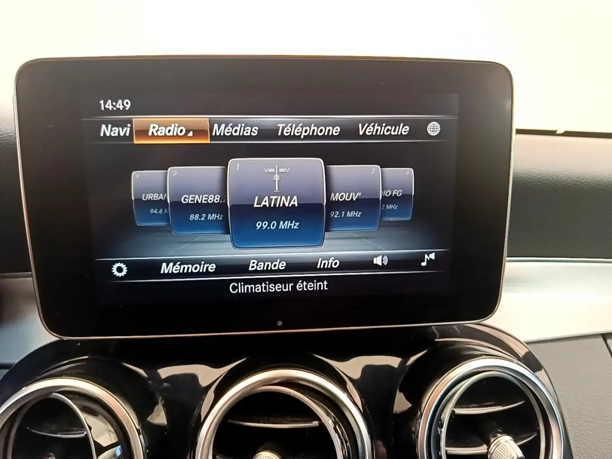 Écran multimédia 8,4 pouces de la Mercedes Classe C Coupé 2018 affichant la radio sur fond noir et tableau de bord argenté.