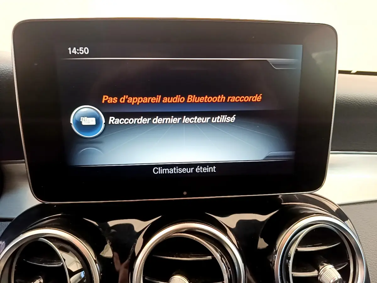 Écran central de la Mercedes Classe C Coupé 2018 affichant l'absence de connexion Bluetooth, entouré de sorties d'air rondes chromées.