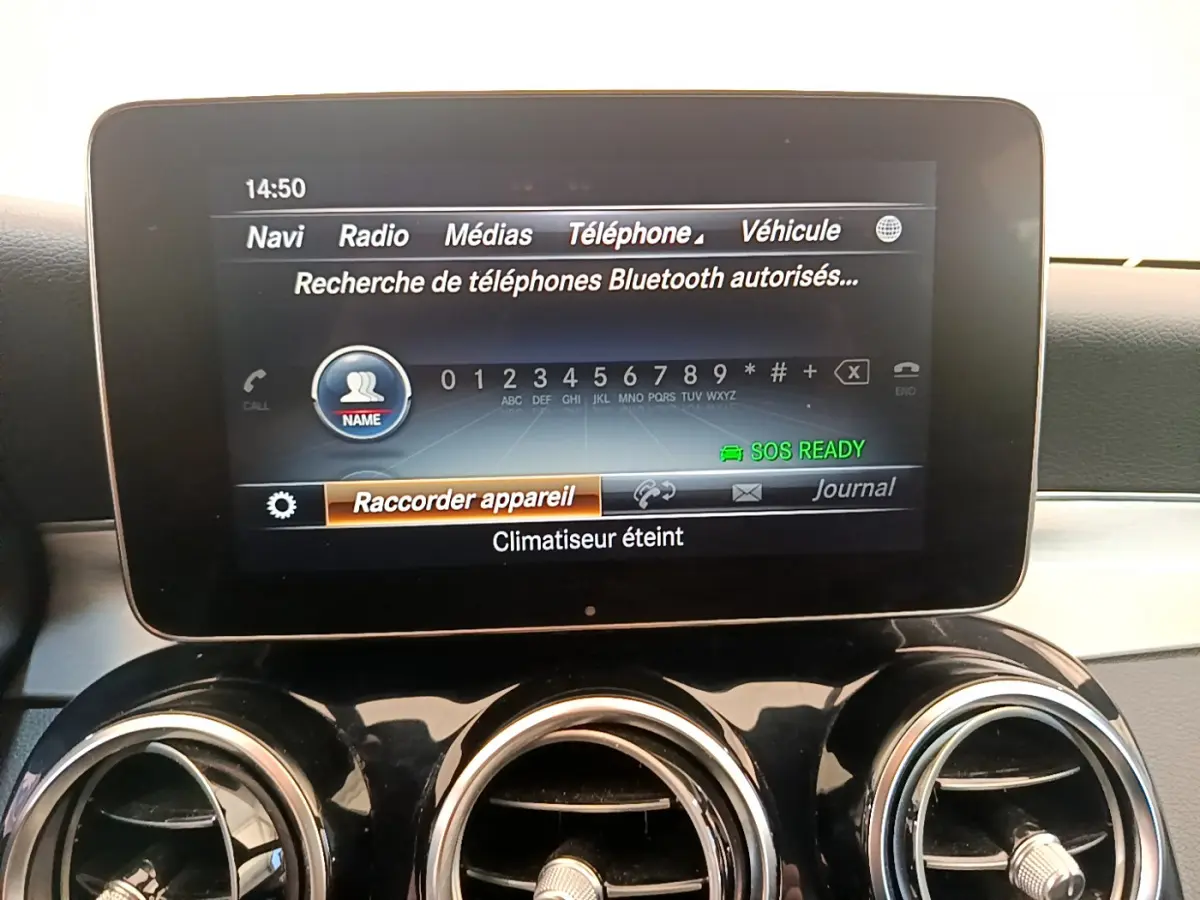 Écran multimédia affichant la connexion Bluetooth dans l’habitacle d’une Mercedes Classe C Coupé noir, vue de face.