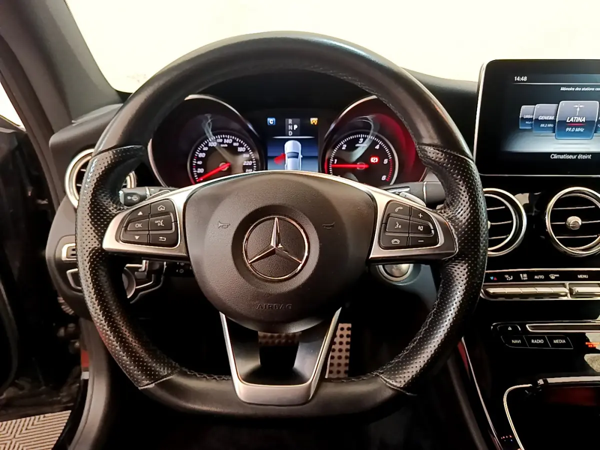 Volant en cuir noir perforé avec commandes intégrées, tableau de bord et écran central du Mercedes Classe C Coupé 2018.