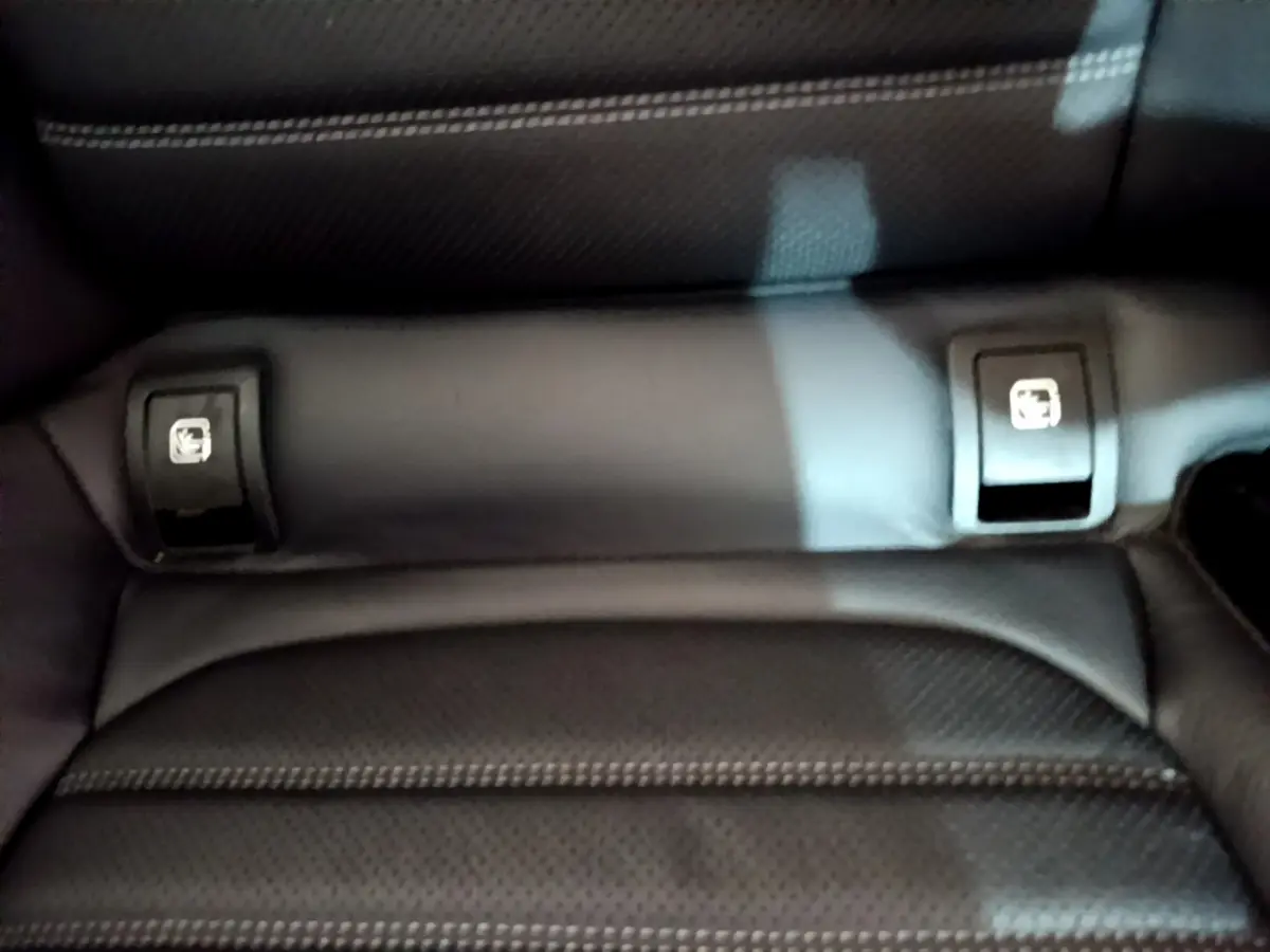 Gros plan sur la banquette arrière noire en cuir perforé avec attaches Isofix visibles d'une Mercedes Classe C Coupé 2018.