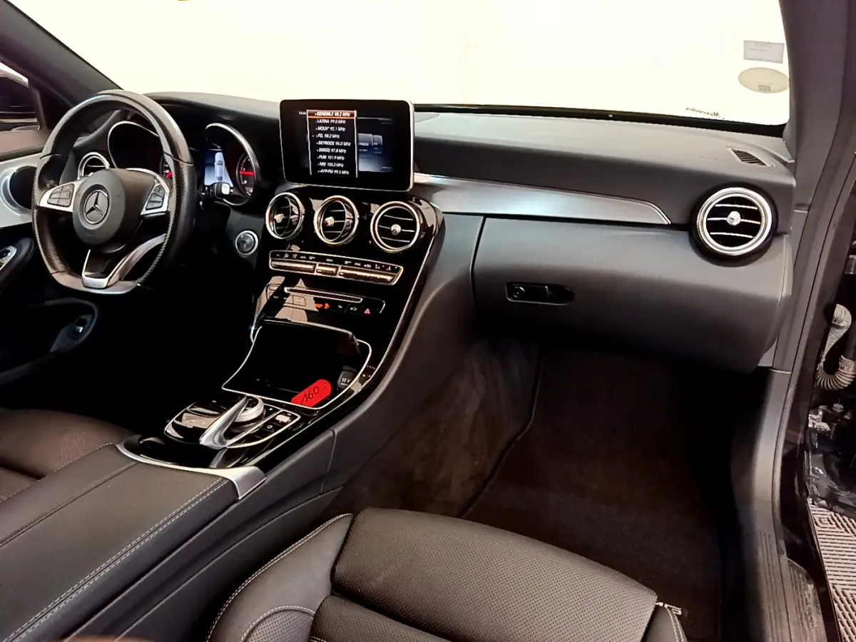 Intérieur noir de la Mercedes Classe C Coupé 2018, vue côté passager avec tableau de bord et écran central visible.