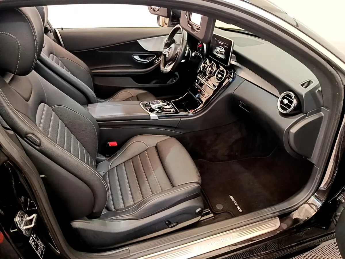 Intérieur noir de la Mercedes Classe C Coupé C 220 d Fascination, vue côté conducteur avec tableau de bord et écran central.