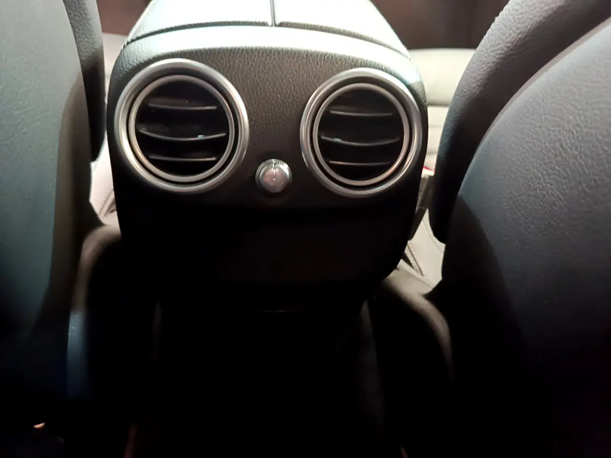 Détail des aérateurs arrière ronds en aluminium dans l'habitacle noir du Mercedes Classe C Coupé C 220 d Fascination 2018