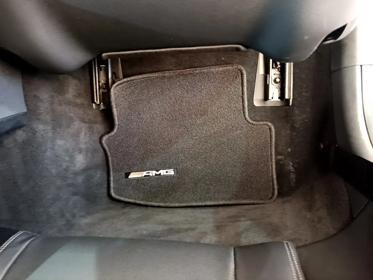Tapis de sol AMG noir en gros plan sur le côté conducteur intérieur d'une Mercedes Classe C Coupé 2018.