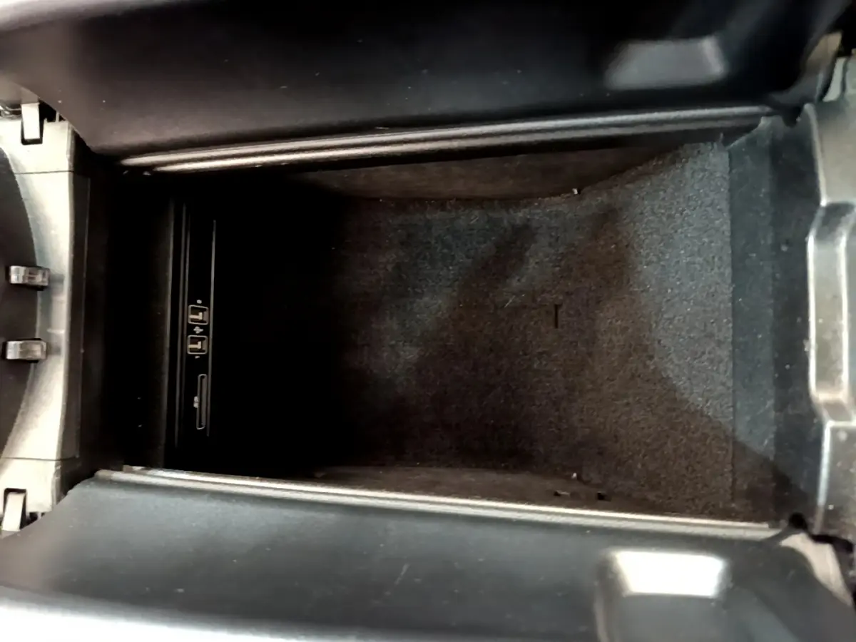 Vue en plongée de la console centrale ouverte noire du Mercedes Classe C Coupé C 220 d Fascination 2018, montrant ports USB et lecteur carte SD.