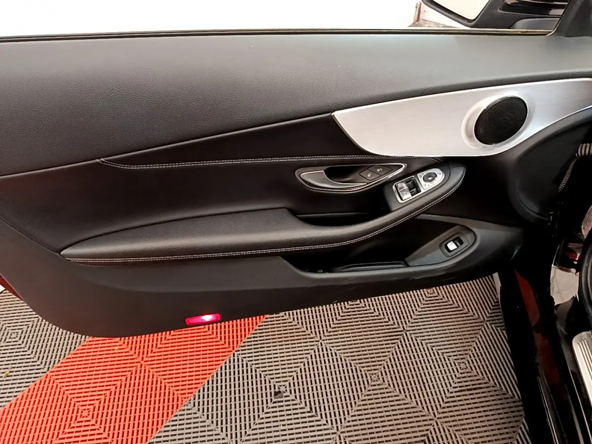 Porte intérieure côté gauche en cuir noir avec insert aluminium et commandes électriques sur une Mercedes Classe C Coupé C 220 d Fascination 2018.