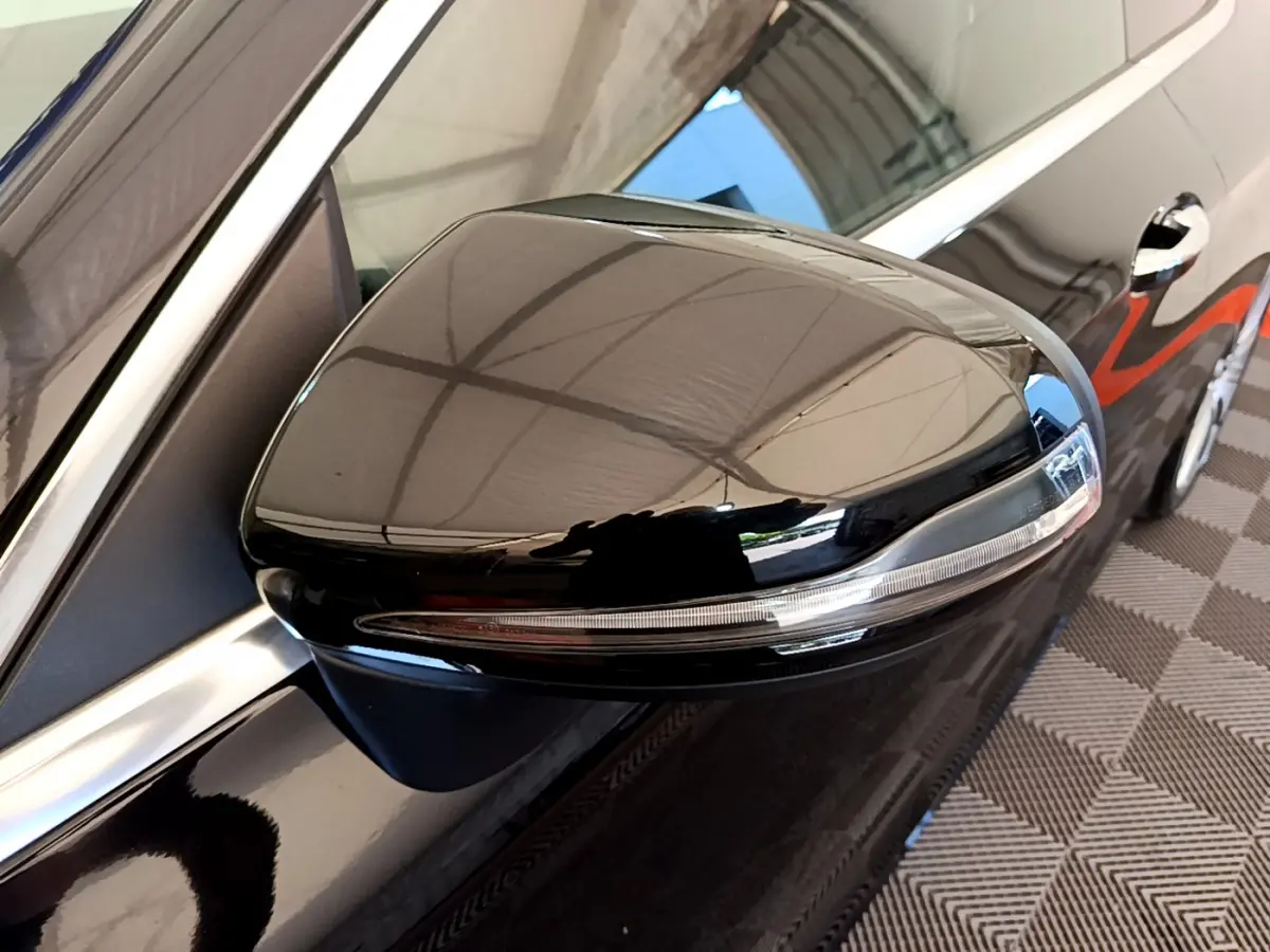 Rétroviseur côté gauche noir brillant de la Mercedes Classe C Coupé C 220 d Fascination 2018 avec clignotant intégré.