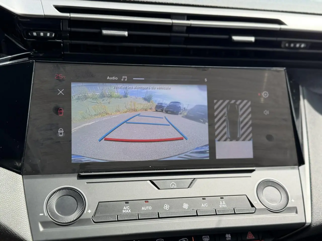 Écran tactile central montrant la caméra de recul et l’aide au stationnement d’une Peugeot 308 gris Artense.