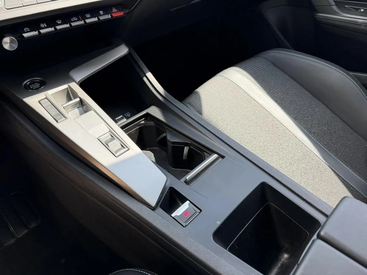 Vue rapprochée de la console centrale et siège avant gris clair du Peugeot 308 1.5 BlueHDI 130 EAT8 Allure 2025.