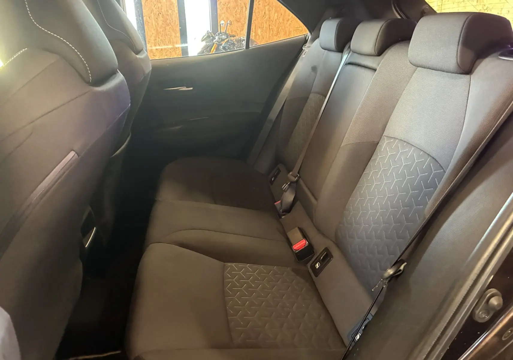 Banquette arrière en tissu noir vue côté gauche d'une Toyota Corolla 1.8 122 Dynamic 2020 avec ceinture et appuie-têtes.