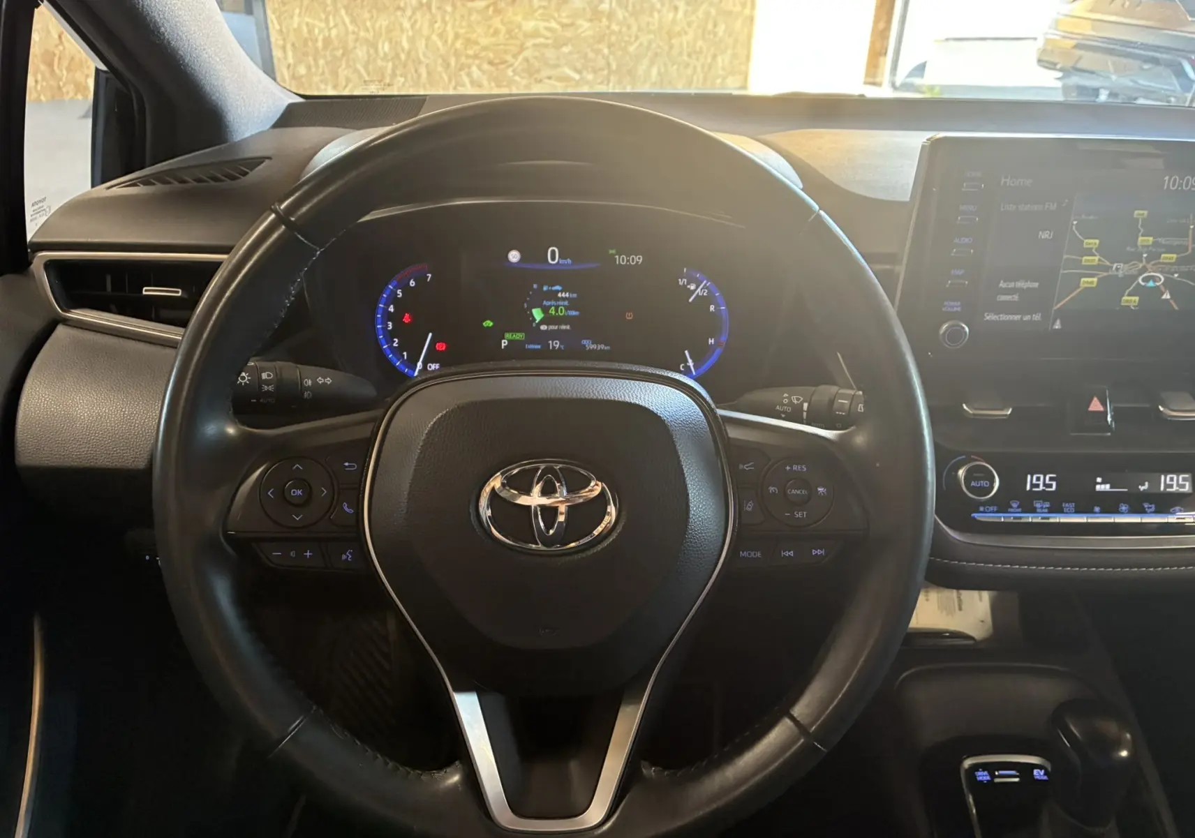 Vue rapprochée du volant en cuir noir et du tableau de bord numérique de la Toyota Corolla 1.8 122 Dynamic 2020.