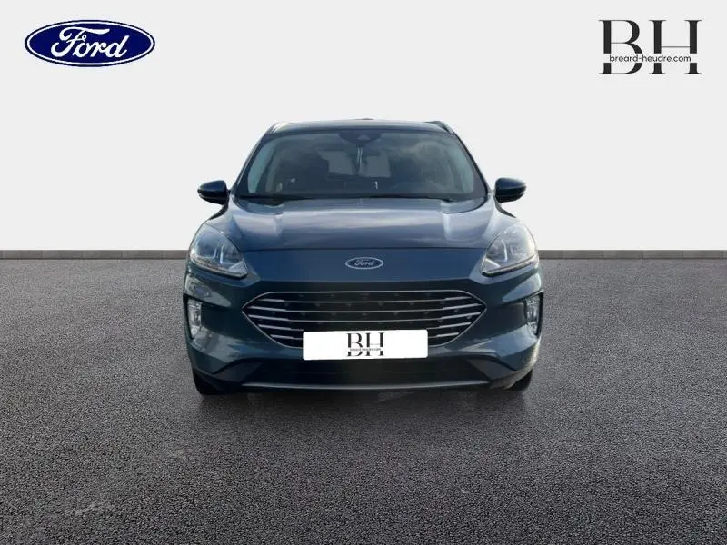 Vue frontale d'un Ford Kuga 2020 bleu azur métallisé avec calandre large et phares LED distinctifs.