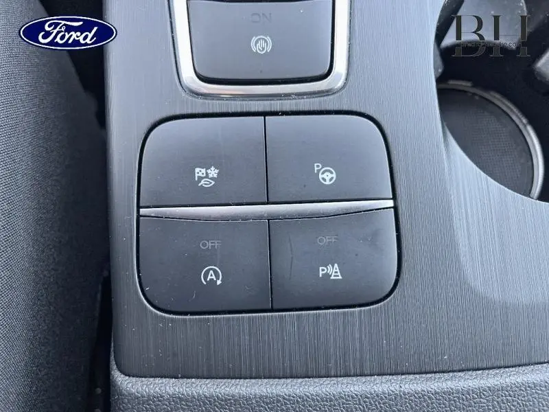 Gros plan sur les boutons de commande du système d'assistance au stationnement et d'arrêt automatique du Ford Kuga 2020.