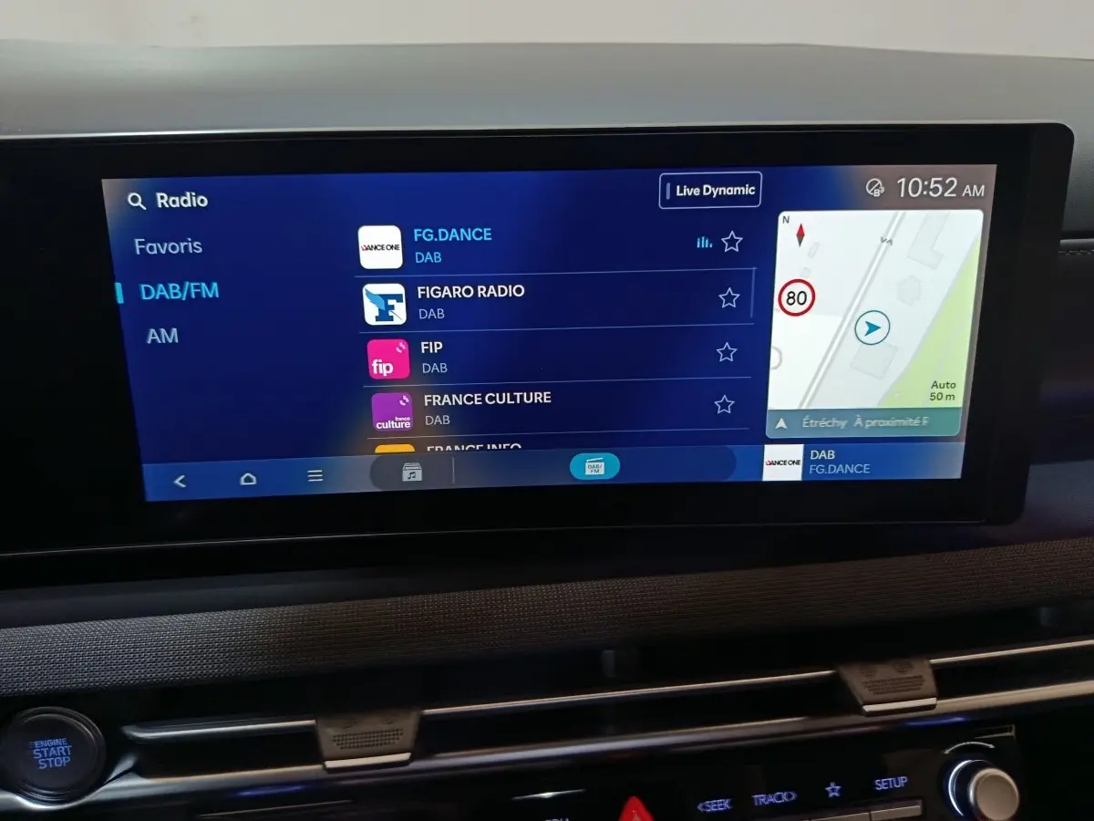 Écran tactile central du Hyundai Tucson 2025 affichant la radio DAB/FM et la navigation GPS en mode jour.